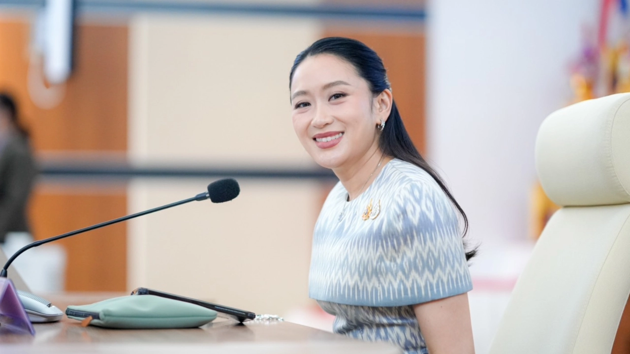 อิ๊งค์ เข้ากระทรวง ประชุม
