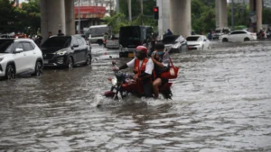 น้ำท่วม ถนนศรีนครินทร์
