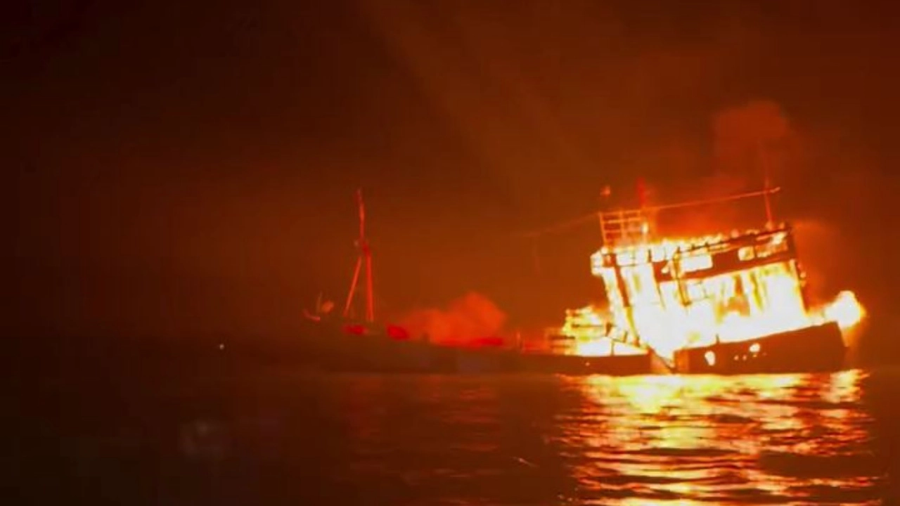 เหตุไฟไหม้เรือวอดทั้งลำ
