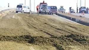 ใบชาร่วงจากรถบรรทุกทำถนนลื่น