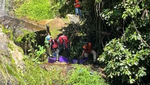 2 นักท่องเที่ยวลื่นโขดหิน