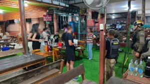 รอง ผกก. ควงขวดเบียร์ ตีหัวสาว