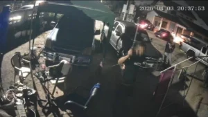 ซ่อมรถไม่ถูกใจ หนุ่มควงมีดฟันช่างซ่อม