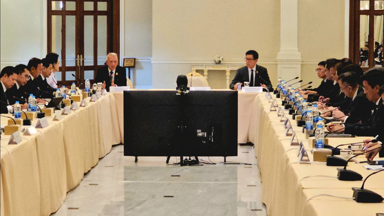 เอกนิติ สั่งพาณิชย์ฟันพวก